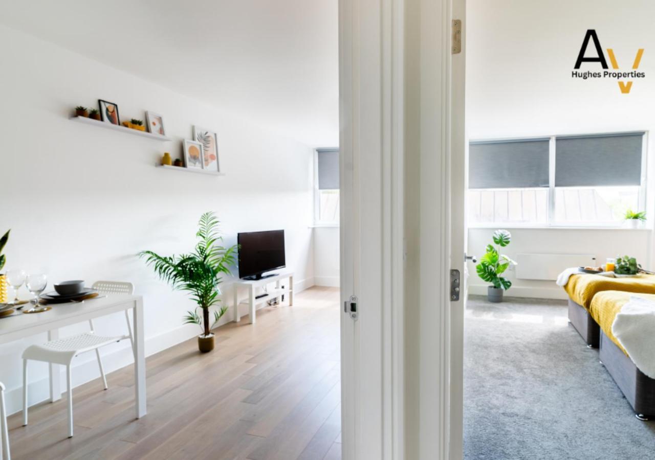 Business-Ready 1-Bedroom Apartment - Parking, High-Speed Wi-Fi, Prime Central Location By Av Hughes Properties Милтон-Кейнс Экстерьер фото